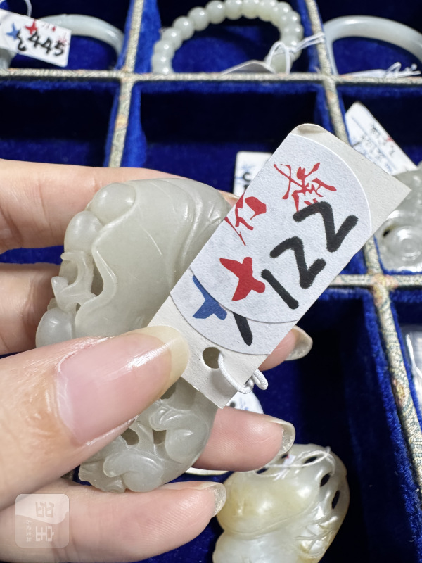 清 玉镂雕松鼠葡萄坠 - 图2